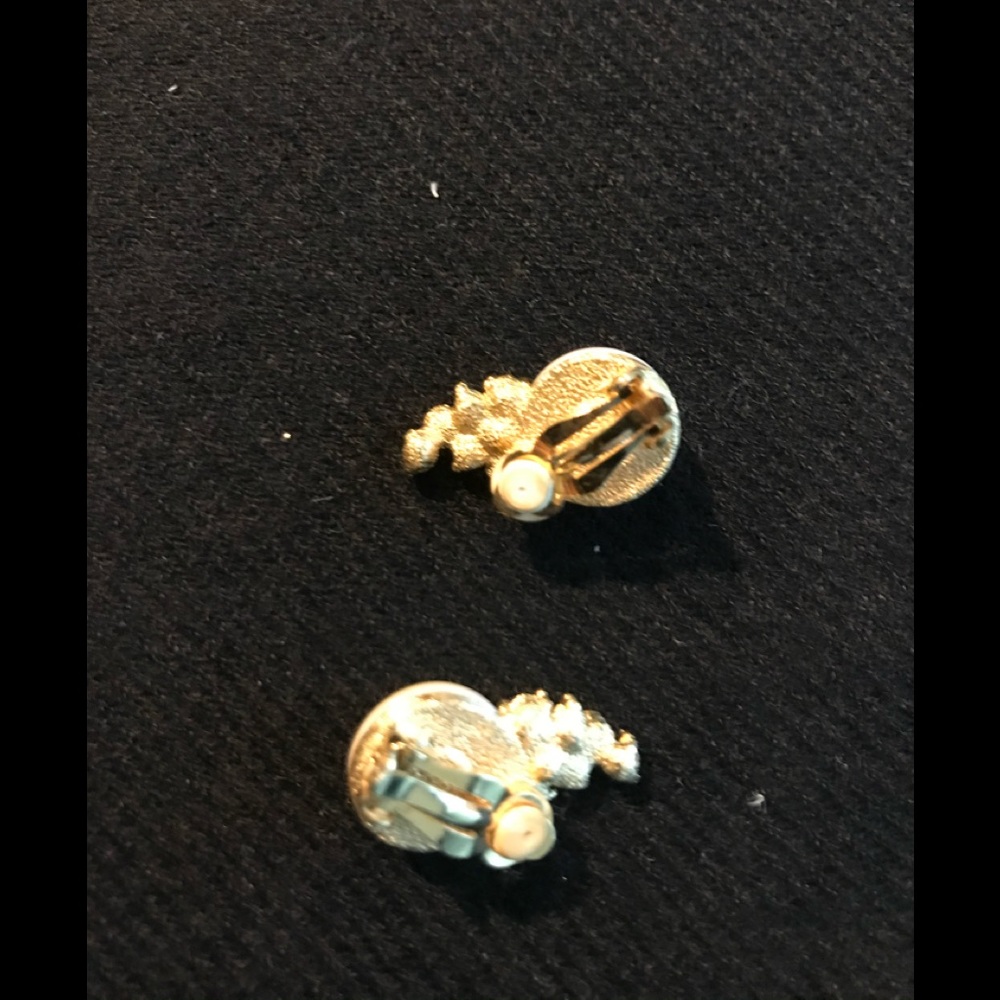 Vintage Christian Dior Exquisite Pearl & Crystal Classic clip earrings - Picture 2 of 2